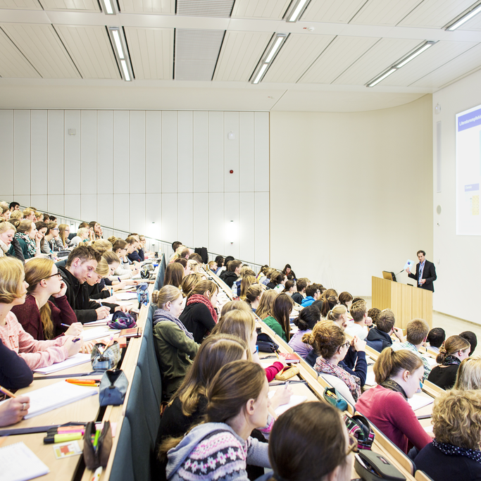Das Deichmann-Auditorium ist aufsteigend in Reihenbestuhlung mit bequemen Sesseln und Klapptischen für 260 Personen ausgestattet. Für weitere 20 Personen steht eine Bestuhlung bereit. Es verfügt über Tageslicht, ist klimatisiert und verdunkelbar