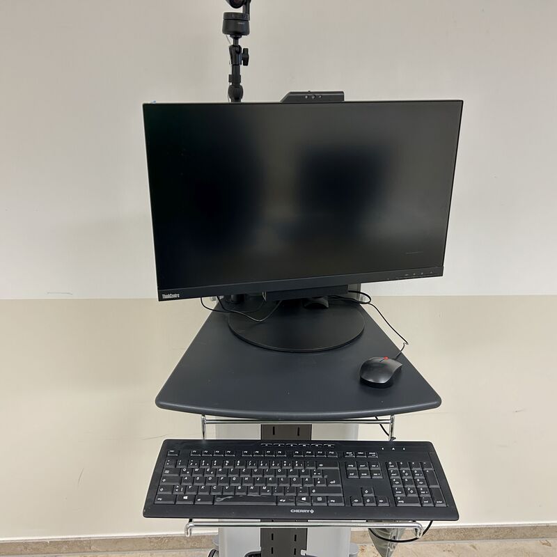 Der Streamingwagen kann zur starten von Zoom Meetings in unseren Seminarräumen und Kleingruppenräumen genutzt werden und verfügt über eine dem Dozierenden folgende Kamera sowie ein Mikro.