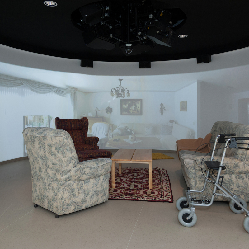 Die Sim-Arena erlaubt die Simulation verschiedener Szenarien mithilfe einer 270 Grad-Projektion mit passenden Requisiten.