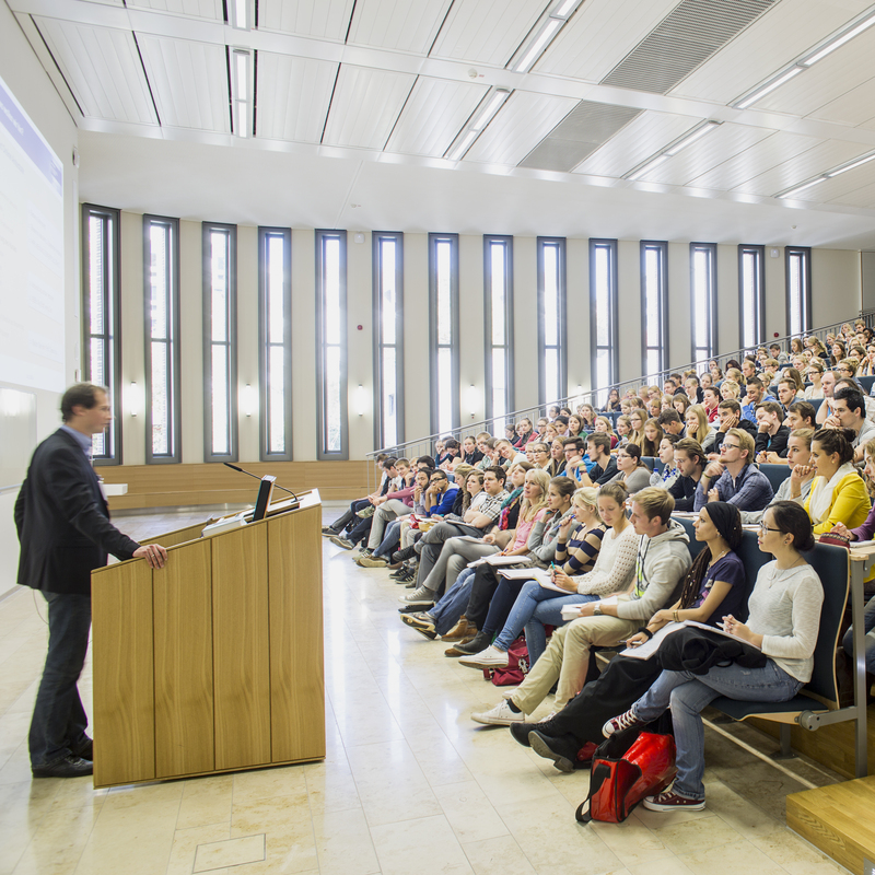
Das Deichmann-Auditorium ist aufsteigend in Reihenbestuhlung mit bequemen Sesseln und Klapptischen für 260 Personen ausgestattet. Für weitere 20 Personen steht eine Bestuhlung bereit. Es verfügt über Tageslicht, ist klimatisiert und verdunkelbar